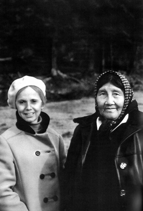 Foto de 1969 mostra a antropóloga francesa Anne Chapman e a última Selknam pura, Angela Loij, que já cresceu em uma missão salesiana. Ela faleceu em 1974 e, com ela, morreu uma raça (foto da Internet)